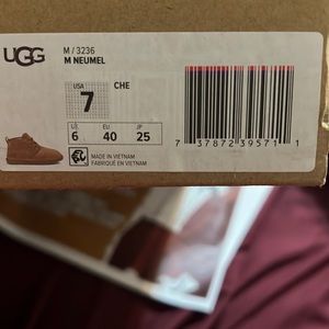 Size 7 men’s Neumel Ugg Boots.  Color is Tan….. My Son only wore a few times.